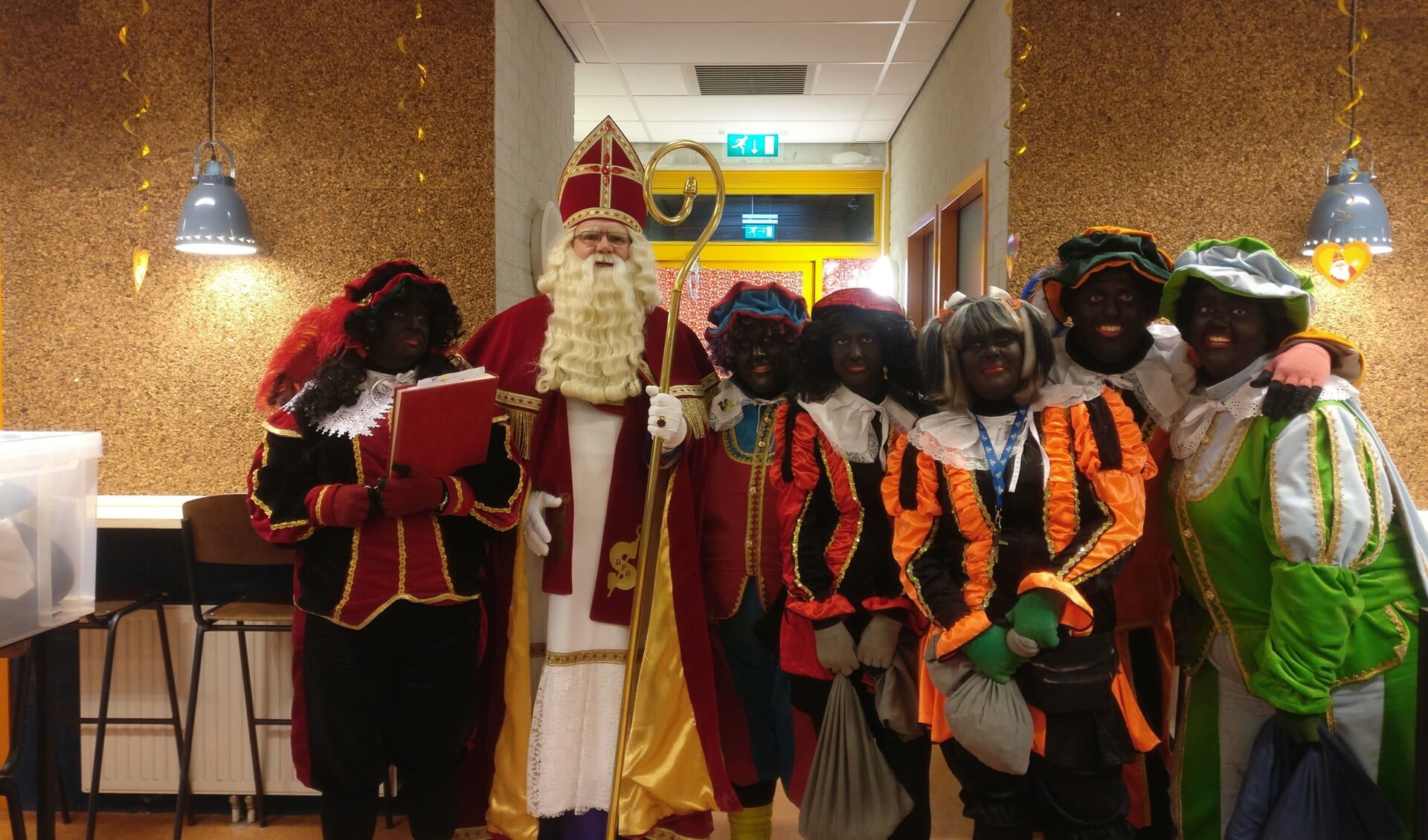 Sinterklaas met zijn pieten op basisschool 't Venne. 