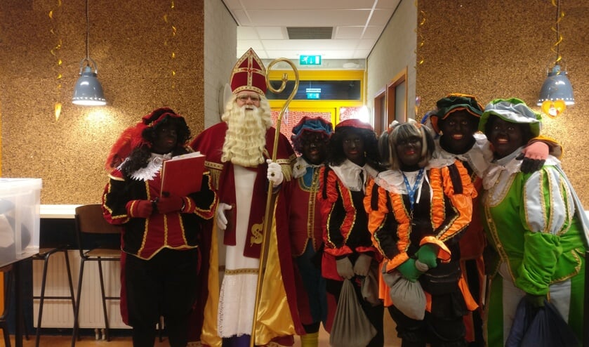 Sinterklaas met zijn pieten op basisschool 't Venne.
