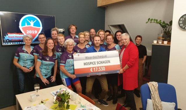 Voorzitter Bettina dankt Captain Martijn Berkhout en zijn team en de Mont Ventroela's voor dit schitterende bedrag.