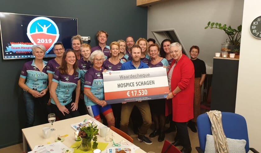 Voorzitter Bettina dankt Captain Martijn Berkhout en zijn team en de Mont Ventroela's voor dit schitterende bedrag.