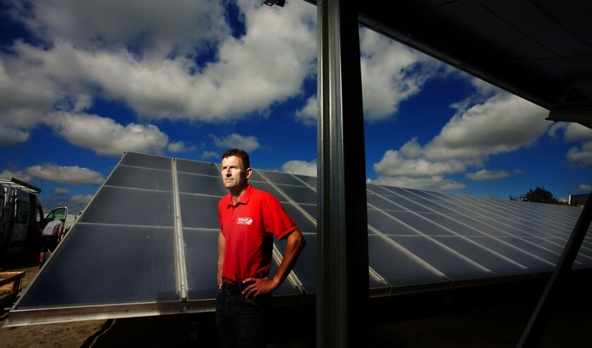Pip Tesselaar bij de zonthermische panelen