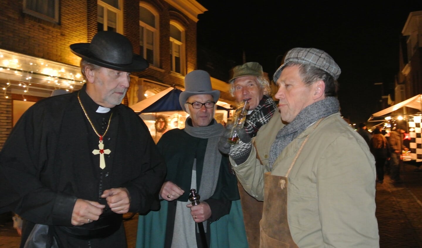 Bezoekers komen veel figuranten tegen tijdens Dickensdag op vrijdag 13 december.