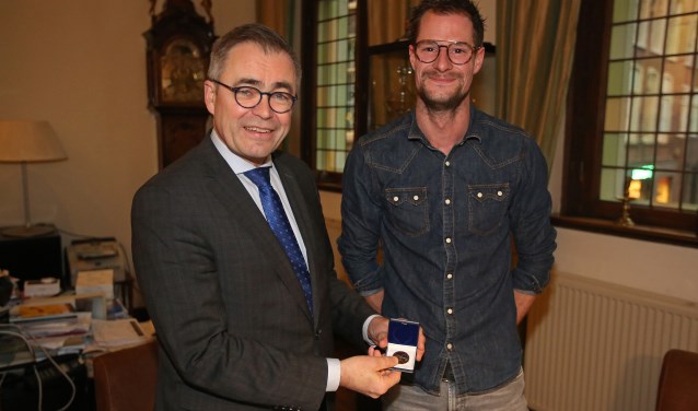 Steffan Groenendijk krijgt de medaille van burgemeester Wienen.