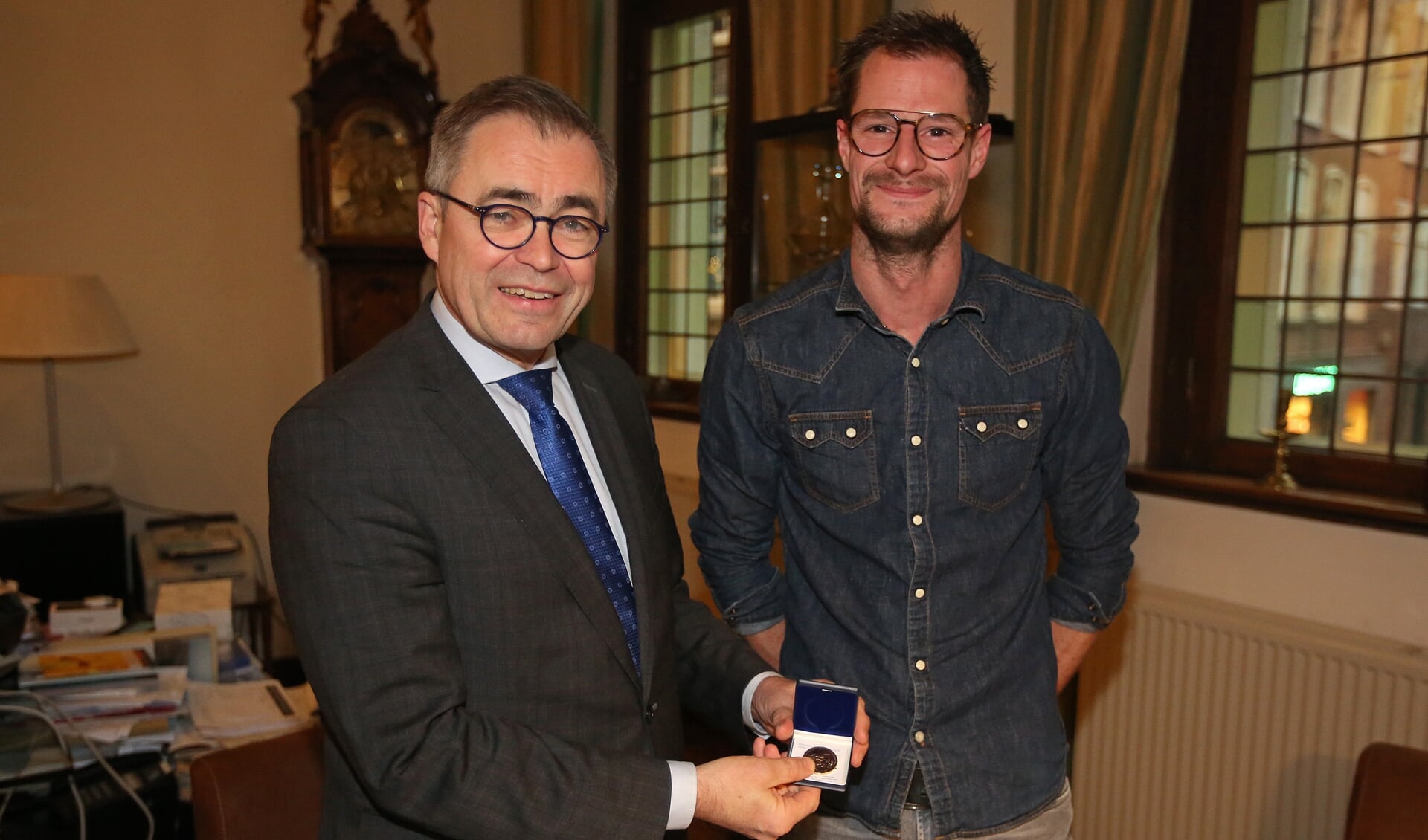 Steffan Groenendijk krijgt de medaille van burgemeester Wienen.