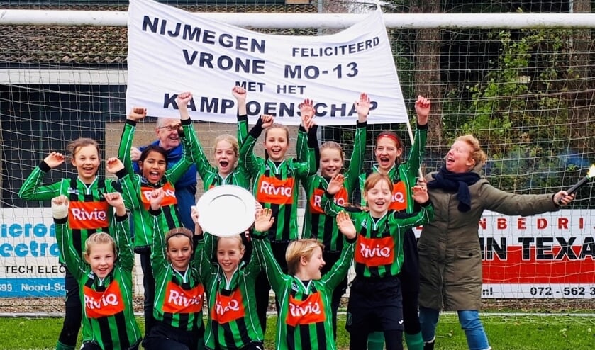 Staand vlnr: Jolina Schotten-Nuijens, Frederique Kuiper, Sienna van Beusekom, Sarah Geel, Charlotte Pelt, Lien Schotten, Elena Neeling. Zittend vlnr: Riënne Spijker, Manouk van Esch, Lindsey Oosterom, Mila Klomp, Julia Revers.
