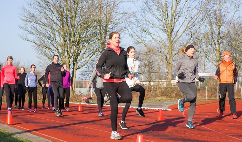 Hera-trainer Henk van Dijk (r) helpt deelnemers aan de CityRun zich op de juiste manier voor te bereiden: 'In groepsverband trainen verhoogt het plezier.'