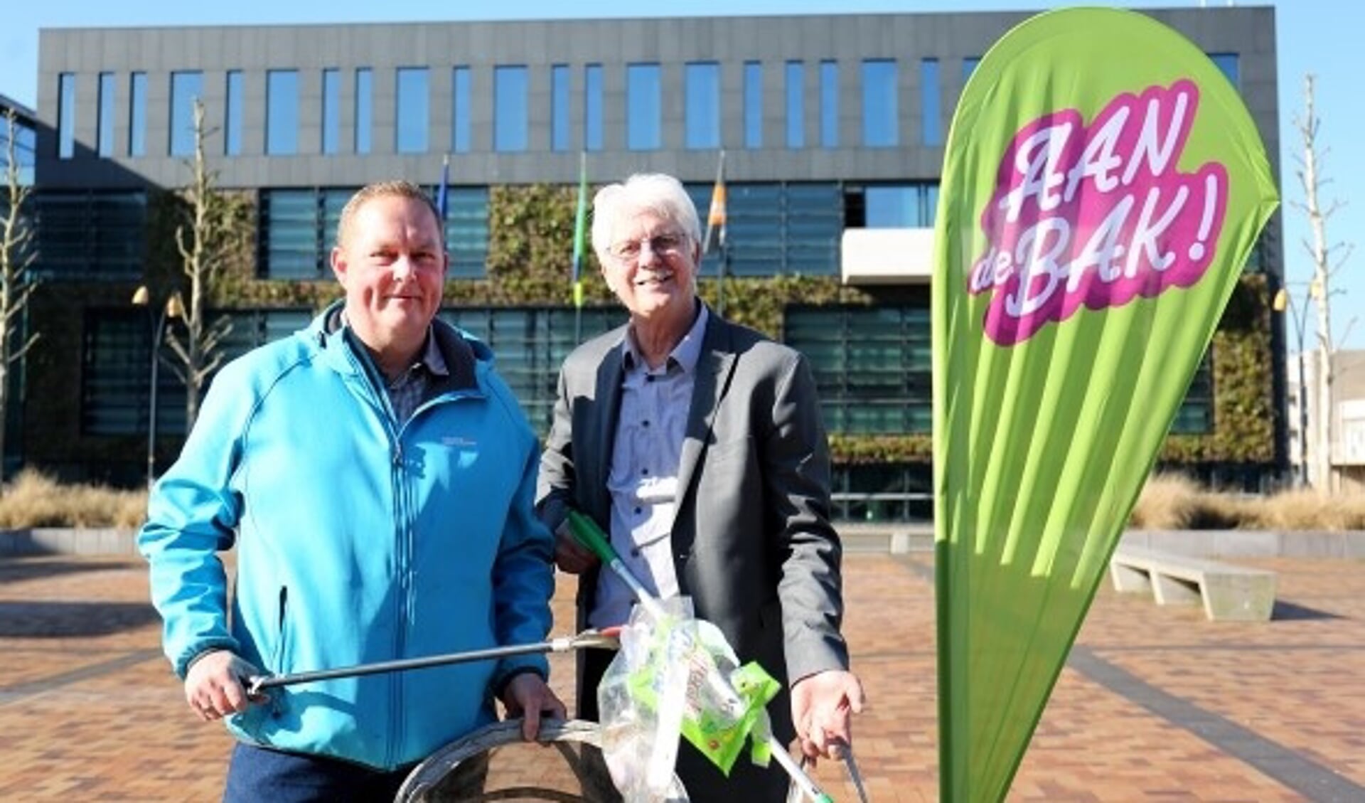 Wethouder Jan van der Starre (r) met 'zwerfinator' Dirk Groot, die van zijn ergernis zijn hobby gemaakt heeft.