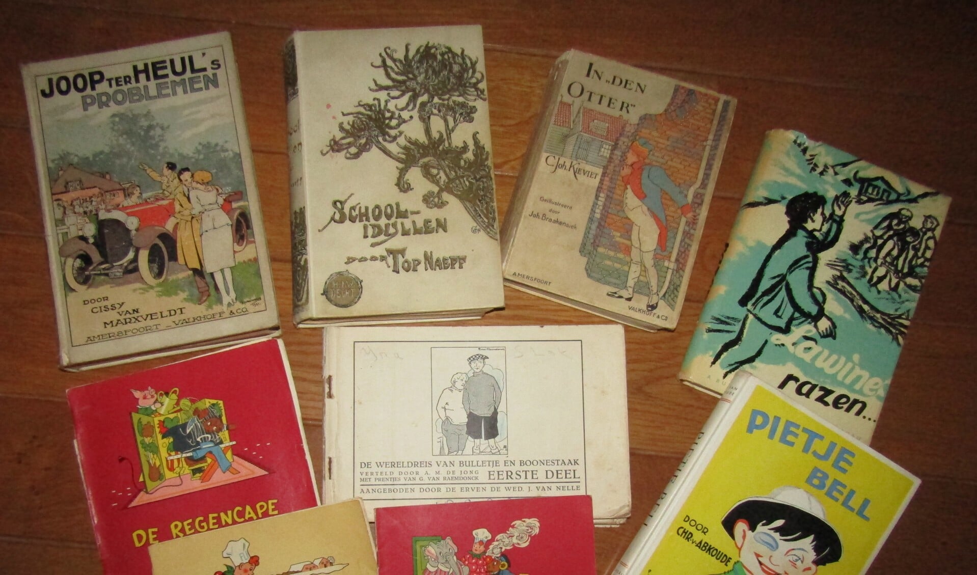 Diverse kinderenboeken uit vroegere tijden.