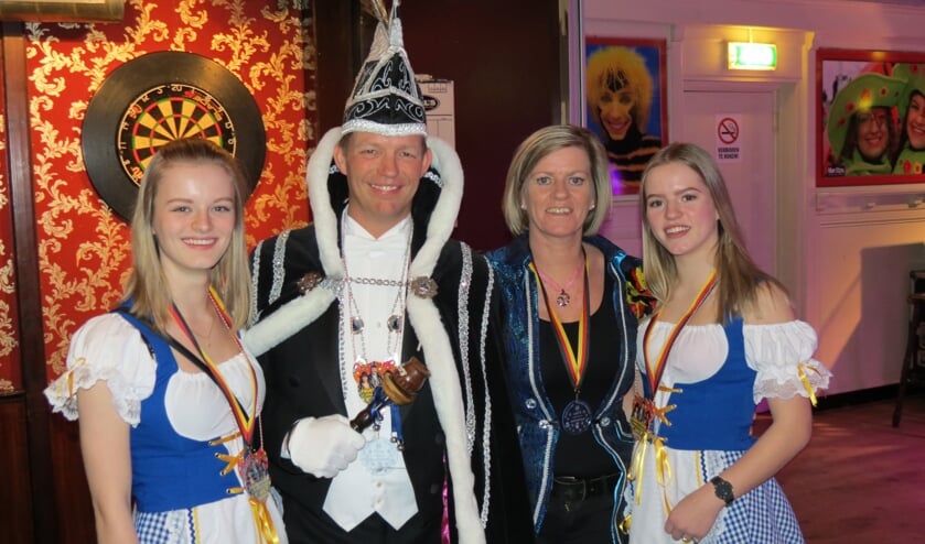 Prins Laurentius (Aad Kraakman) met zijn vrouw Miranda en dochters Joyce (l) en Maureen.