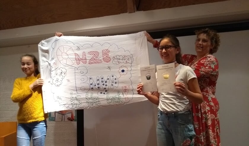 Enya Nayima Soedira van Het Spectrum (rechtsvoor), een van de voorleeskampioenen.