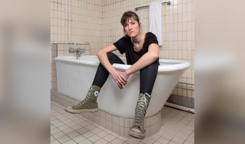 De cabaretière Janneke de Bijl.