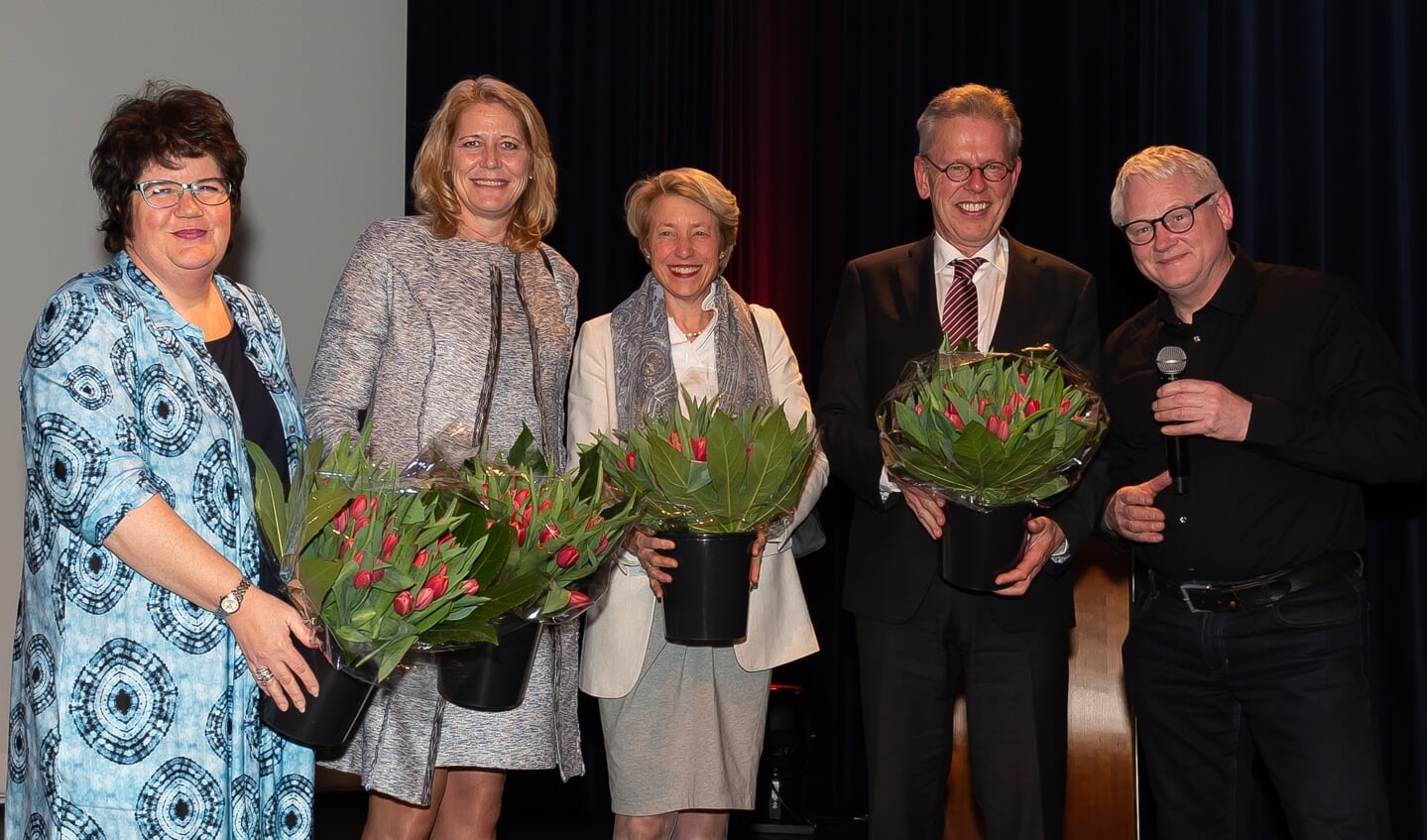Vier burgemeesters staan samen voor verbinding. Joyce van Beek, Lieke Sievers, Jozette Kroon en Don Bijl (v.l.n.r.). Rechts filmmaker Wim Doets.