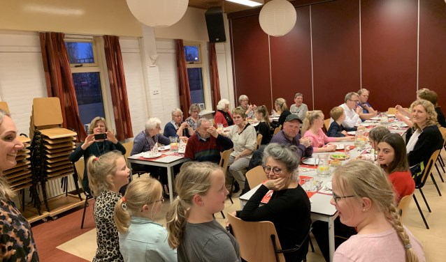 Kinderen presenteren driegangenmenu aan genodigden in De Pelikaan.