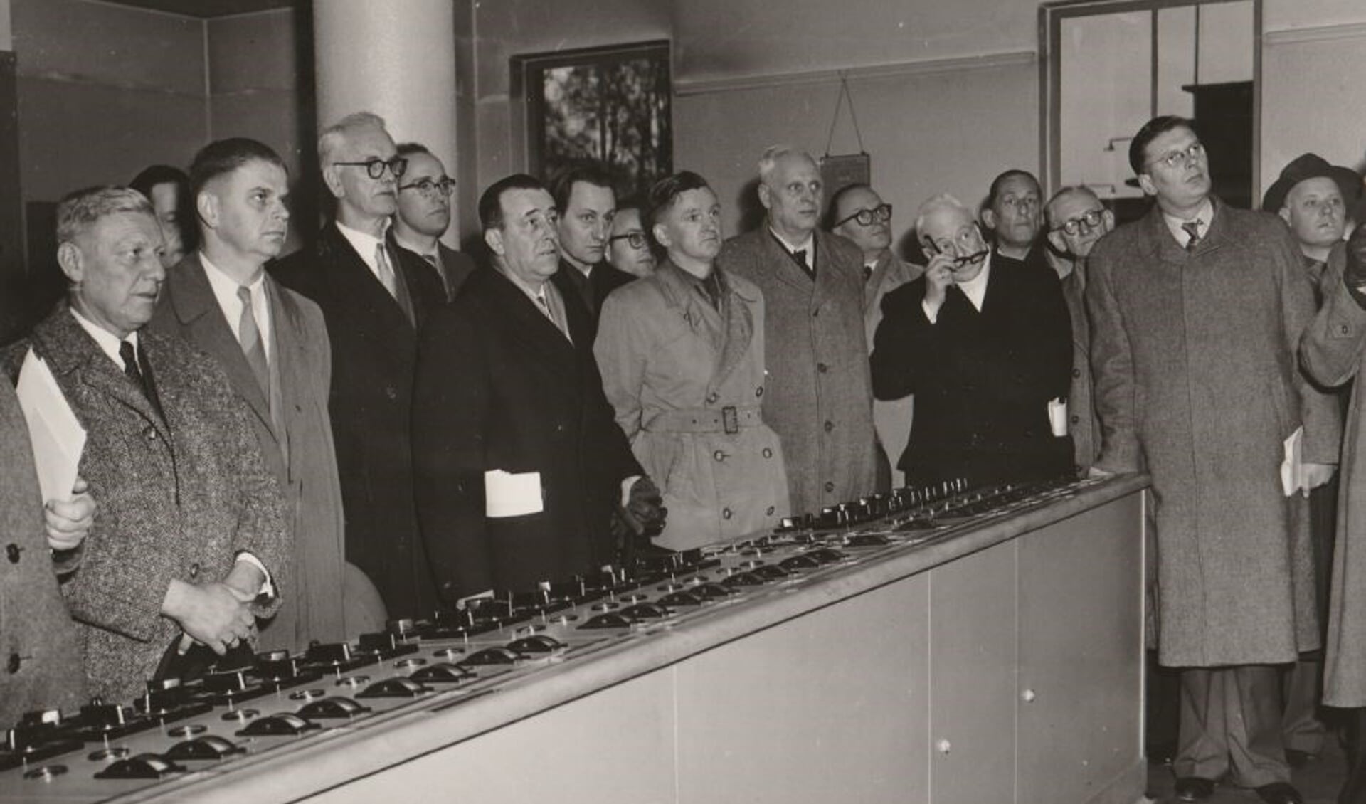 Foto uit 1954: Het IJ-tunnel comité (BAN) in Rotterdam. 