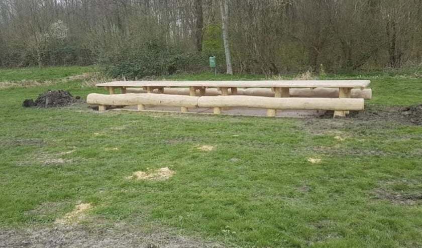 De oude picknickbanken hebben plaats gemaakt voor nieuwe.