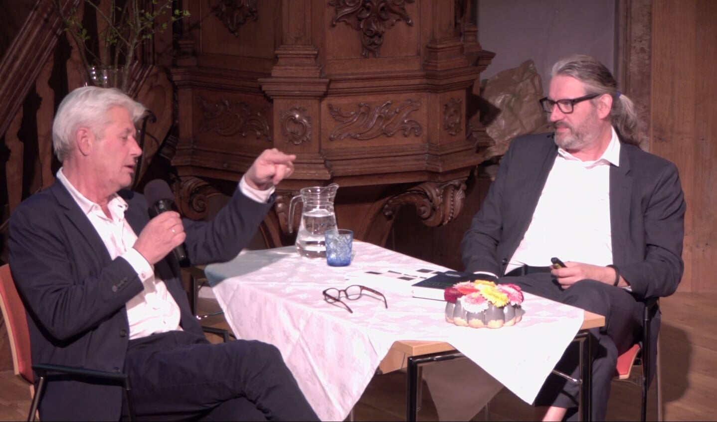 Sjoerd Kuyper in gesprek met dominee Engele Wijnsma.