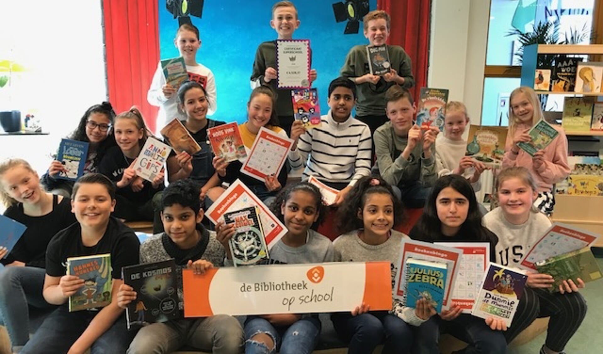 Leerlingen van Merlijn ontvangen in totaal 64 boeken voor hun harde werk in de Kinderpostzegelactie. 