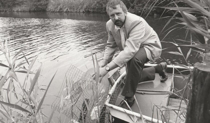 Sectiehoofd ongediertebestrijder Jan Selderbeek hield in 1992 een rattenkooi vast.
