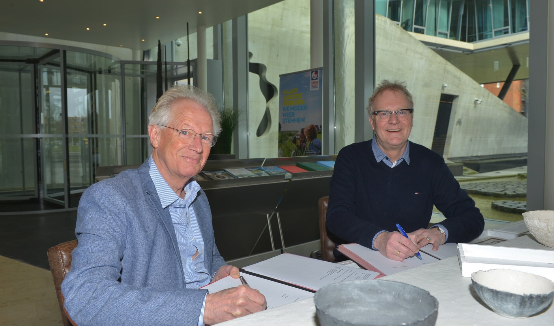 Bestuurder Ruud Maarschall van HHNK en wethouder Hans Heddes van gemeente Schagen ondertekenen het afvalwaterakkoord.