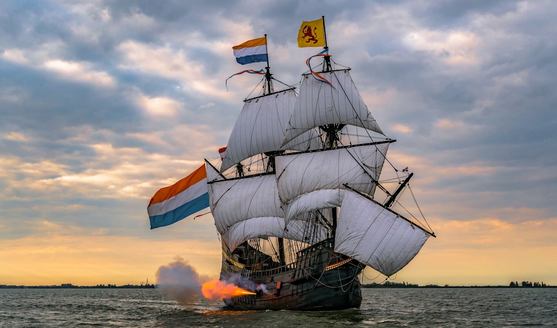 De Halve Maen is in de Hoornse haven te zien met historische maritieme activiteiten.  