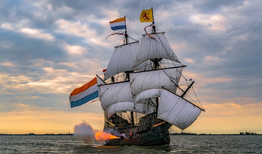 De Halve Maen is in de Hoornse haven te zien met historische maritieme activiteiten.