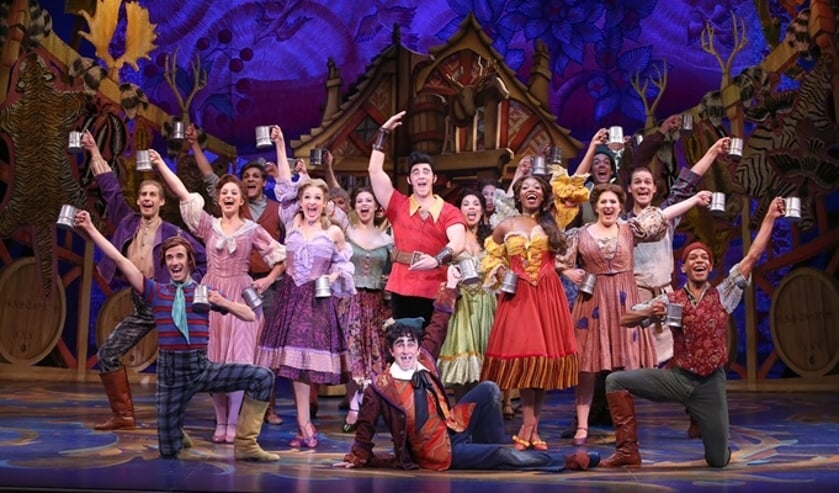 De jongeren van de Beemster musicalvereniging BOTT vertolken hun eigen versie van de musical Belle en het Beest.