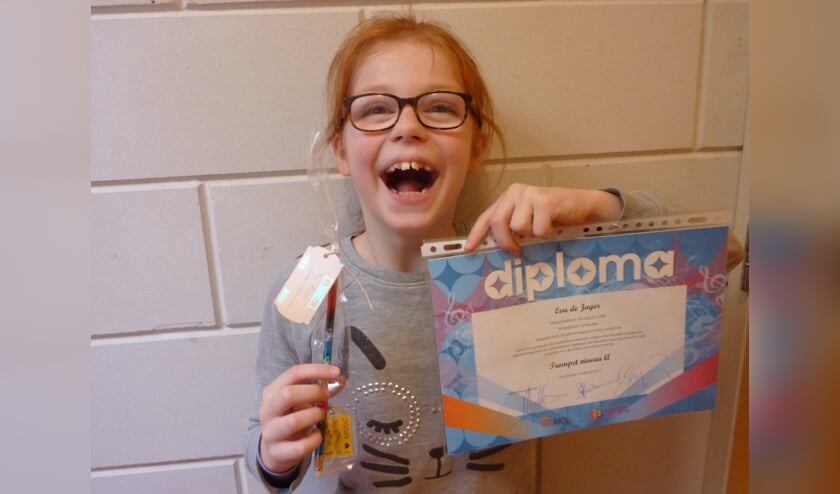Eva de Jager laat trots haar diploma zien.
