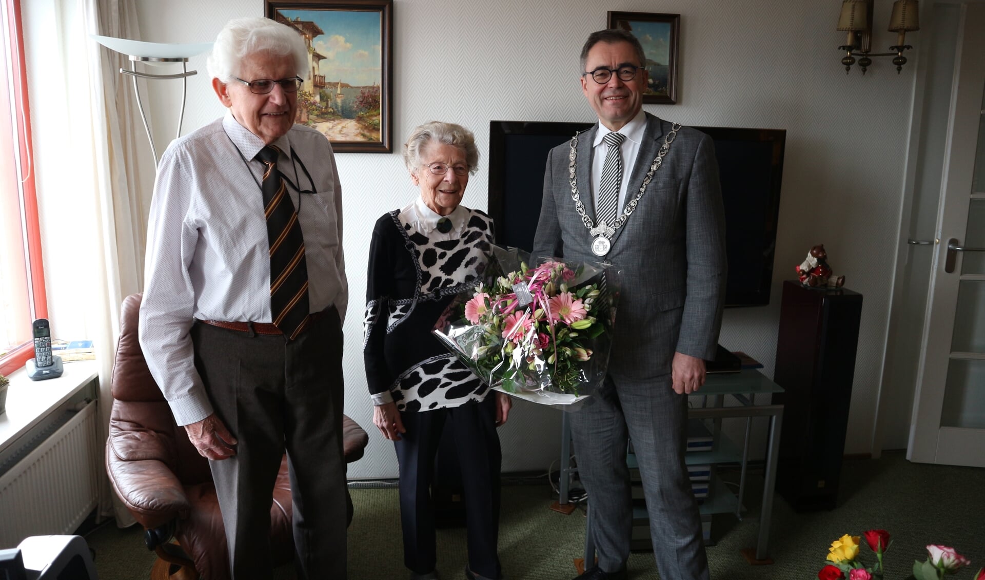 Burgemeester Jos Wienen bracht het echtpaar De Kruif op hun 65ste trouwdag een mooi boeket bloemen. 