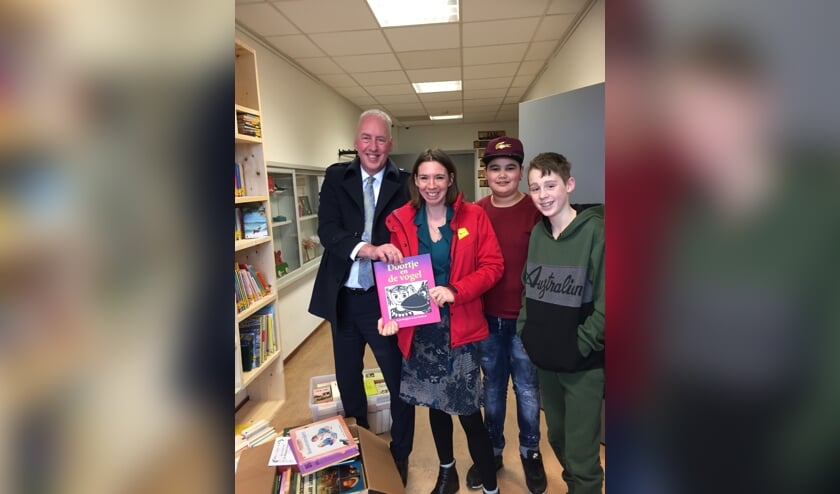 Burgemeester bij zwerfboekenstation.