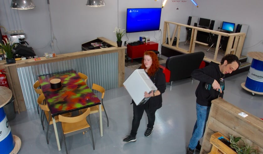 Jongerenwerkers Nikkie Siersma en Bas Ouwens van MEE & de Wering in de vernieuwde Hang out van Vliet 60.