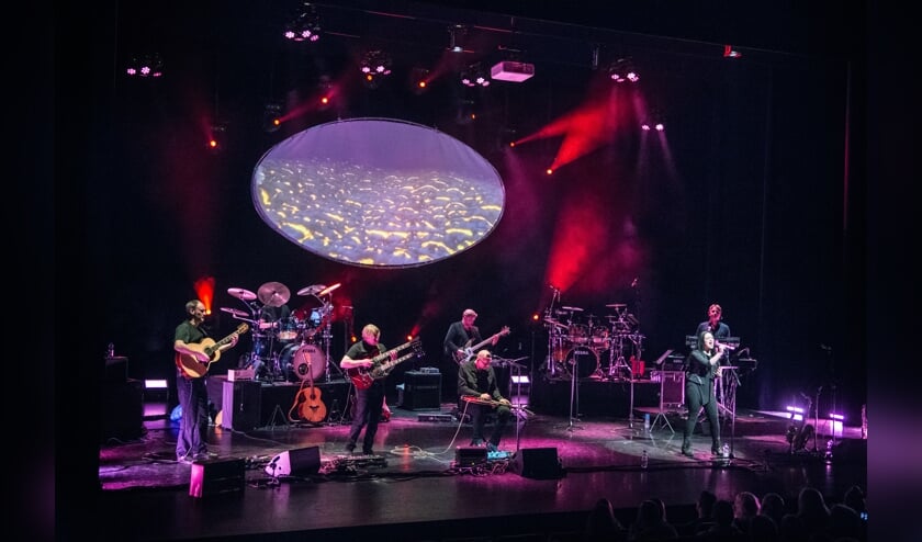 Een twaalfkoppige topband speelt de legendarische symfonische rock uit de seventies.