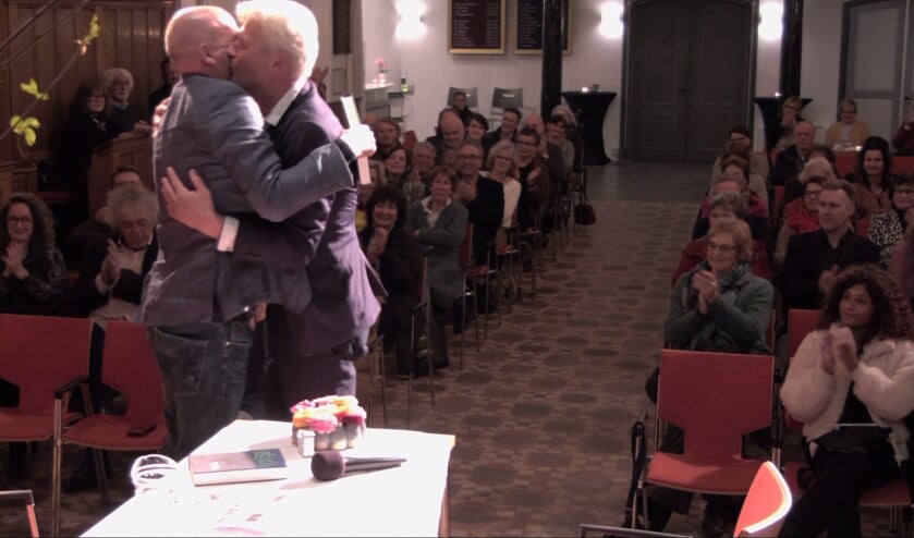 Sjoerd Kuyper kreeg het eerste exemplaar overhandigd door goede vriend Diederik van Vleuten.