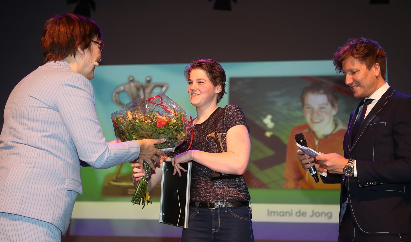 Wethouder Mieke Booij reikt de prijs uit aan het winnende talent Imani de Jong. 