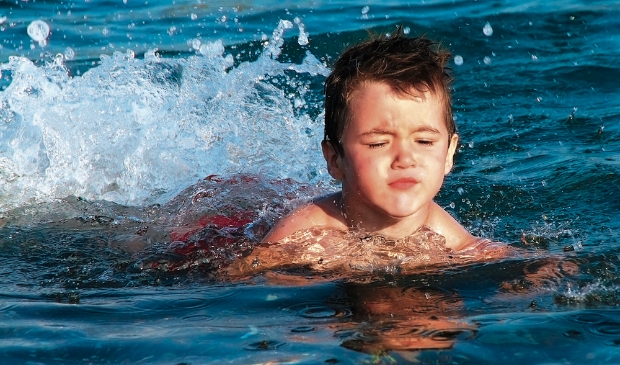 <p>Kijk op <a href="//www.zwemwater.nl">www.zwemwater.nl</a> waar je veilig in open water kan zwemmen.</p>