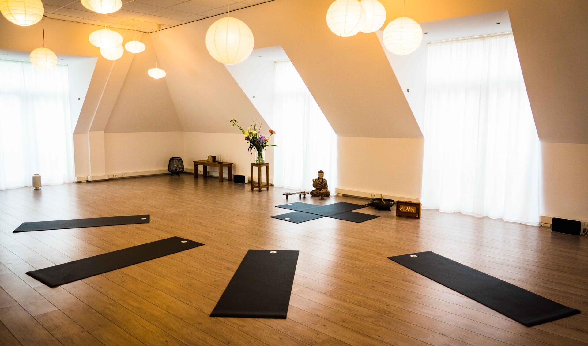 De zaal van yogaschool Bhoora Beverwijk.