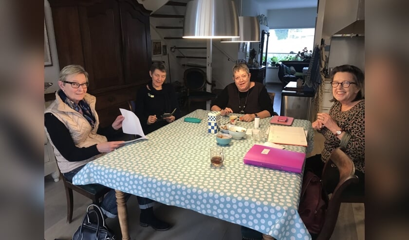 De laatste schrijfmiddag. V.l.n.r. Ria van der Haar, Lidy Ridder, Marina Stil, Mieke ter Brake.