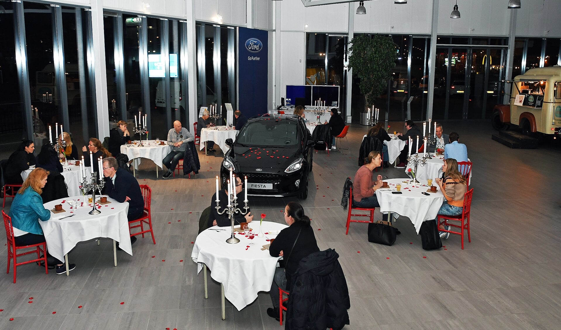 Romantisch dineren tijdens de First-Date met de nieuwste Ford in Zaandam.