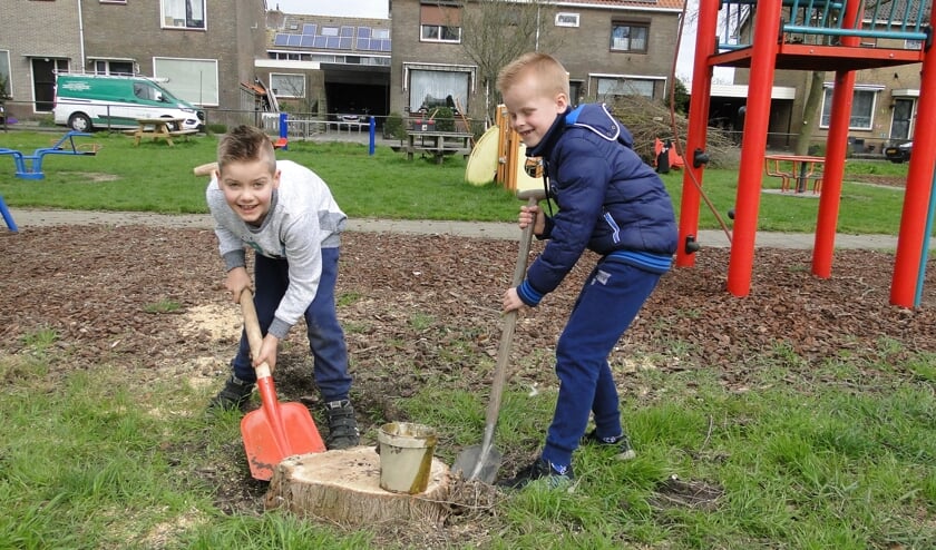 Jonge vrijwilligers aan het werk in de speeltuin