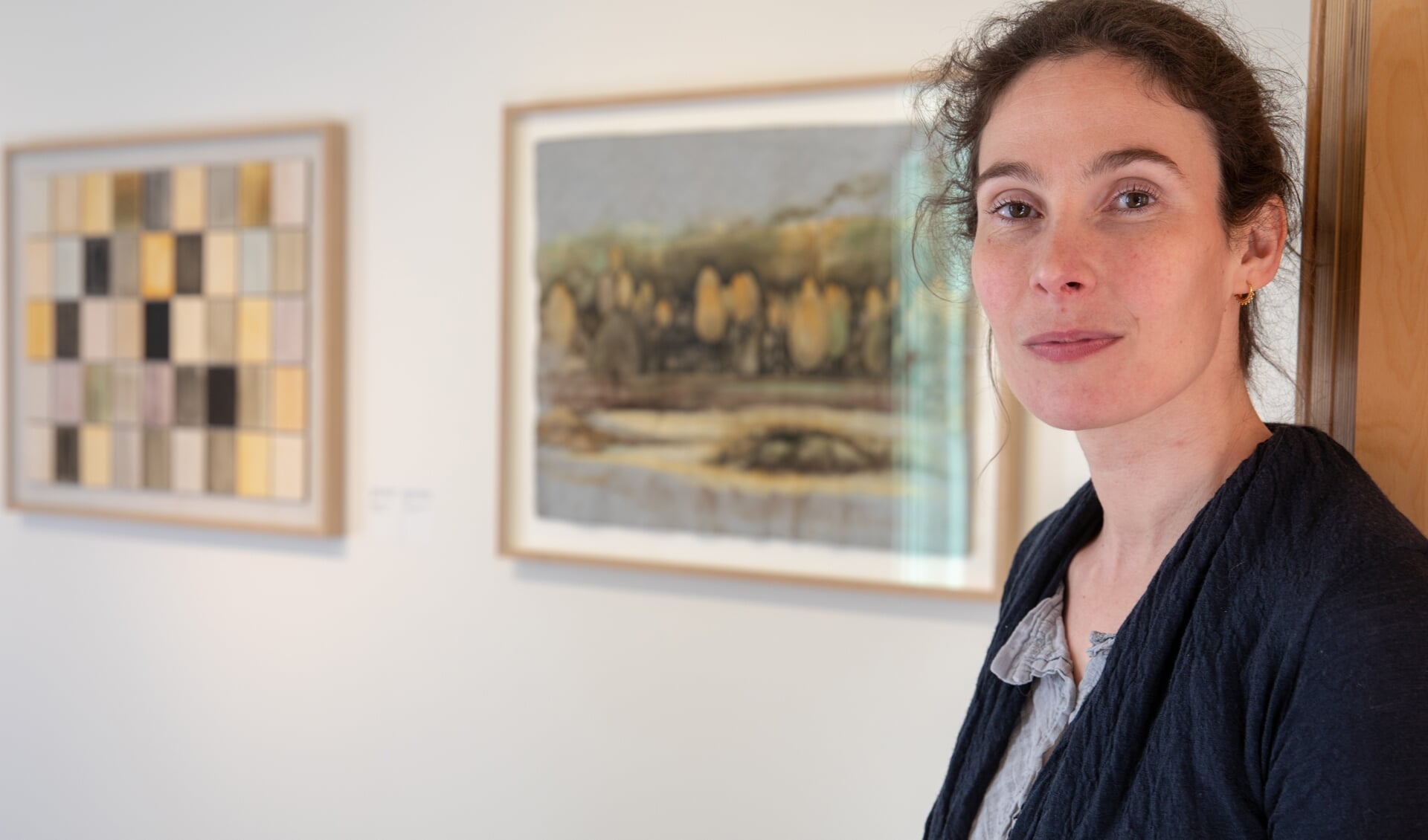 Charlotte Caspers schildert in het populaire tv-programma 'Het Geheim van de Meester' diverse meesterwerken minutieus na. Haar eigen werken zijn te bewonderen in museum Kranenburgh.