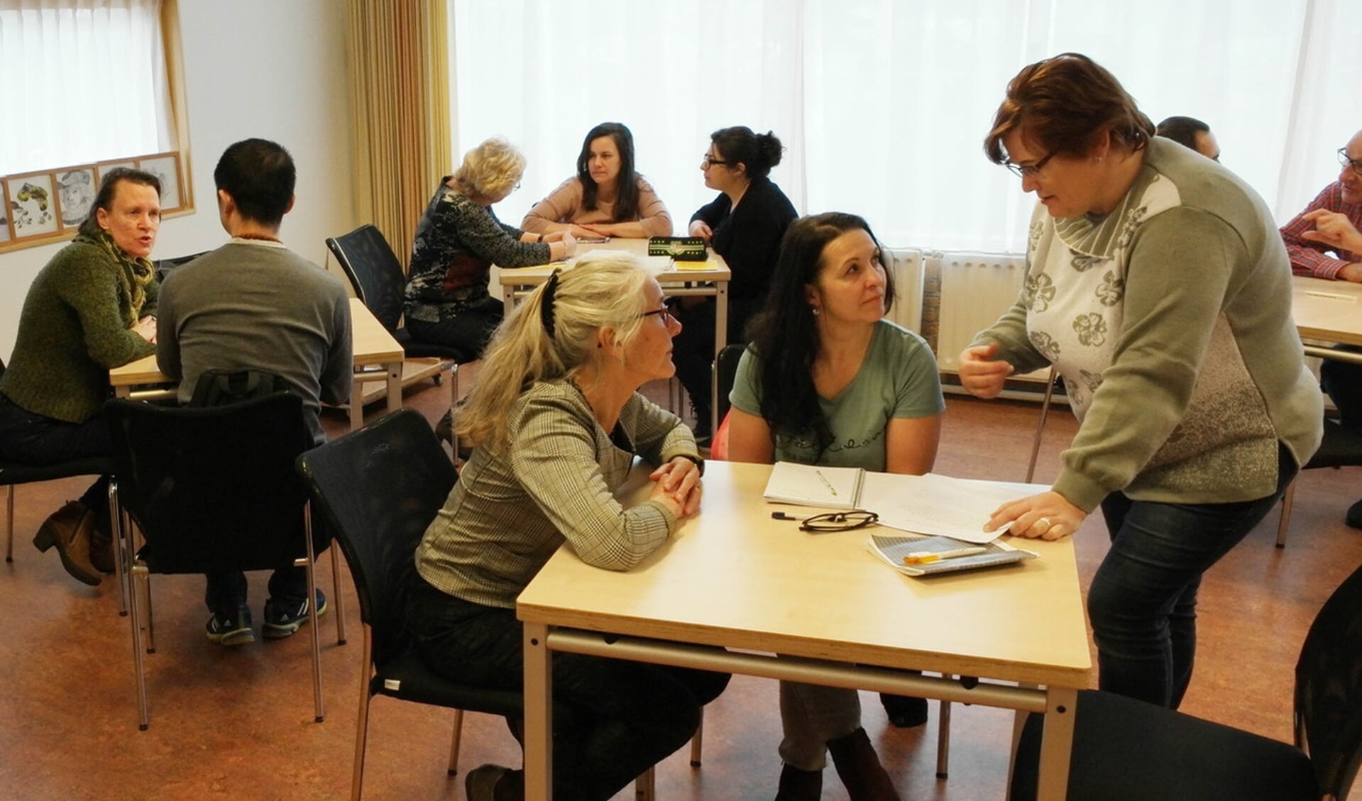 Nederlandse vrijwilligers en anderstalige buurtbewoners ontmoeten elkaar.