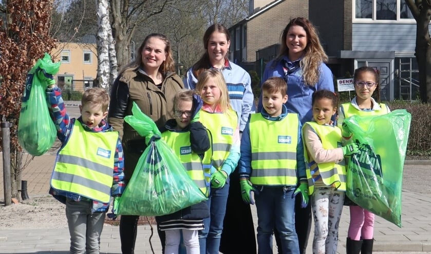 Vol trots laten de kinderen hun 'buit' zien.