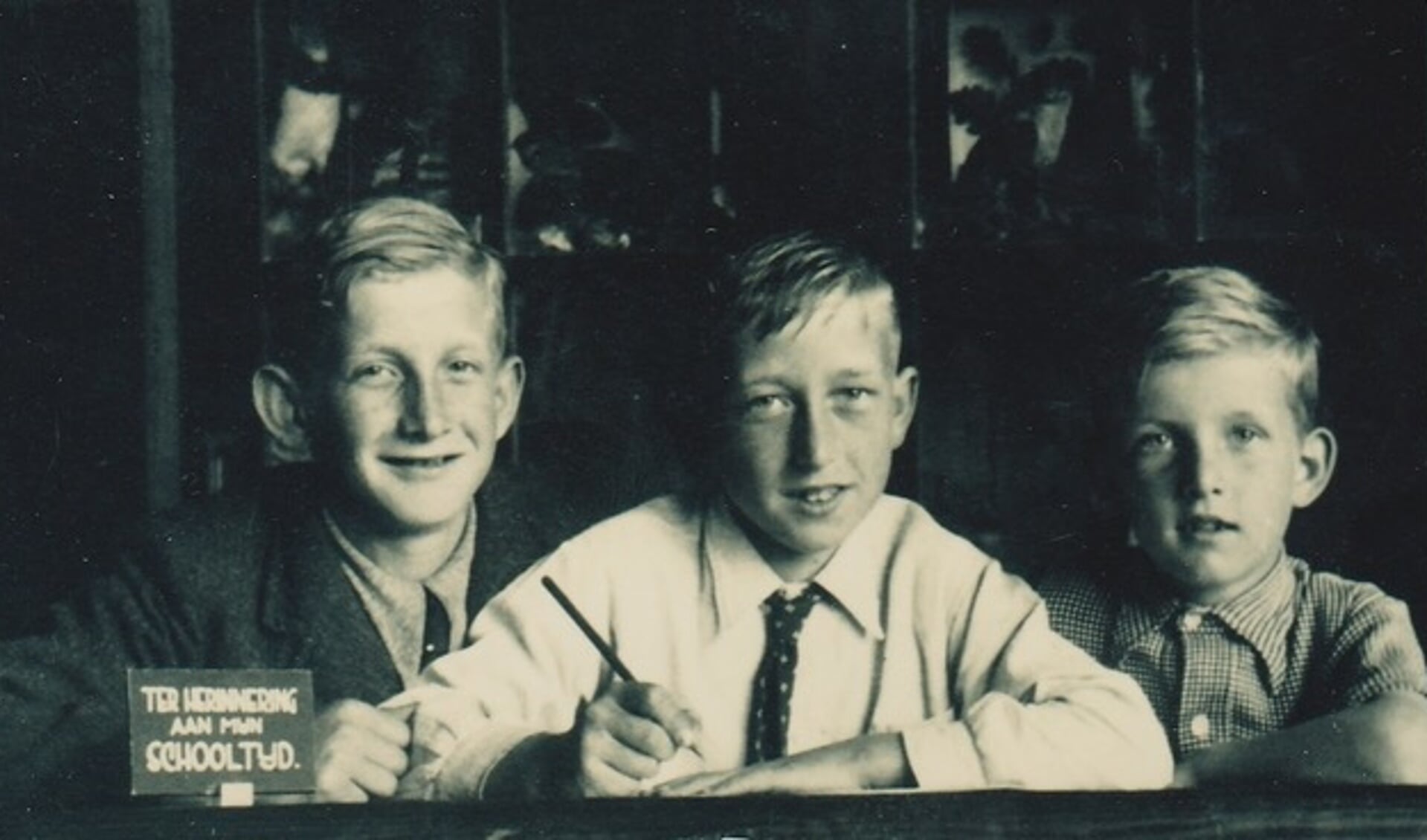 Een oude schoolfoto: (vlnr) de broers Olof, Siem en Piet de Wit. 
