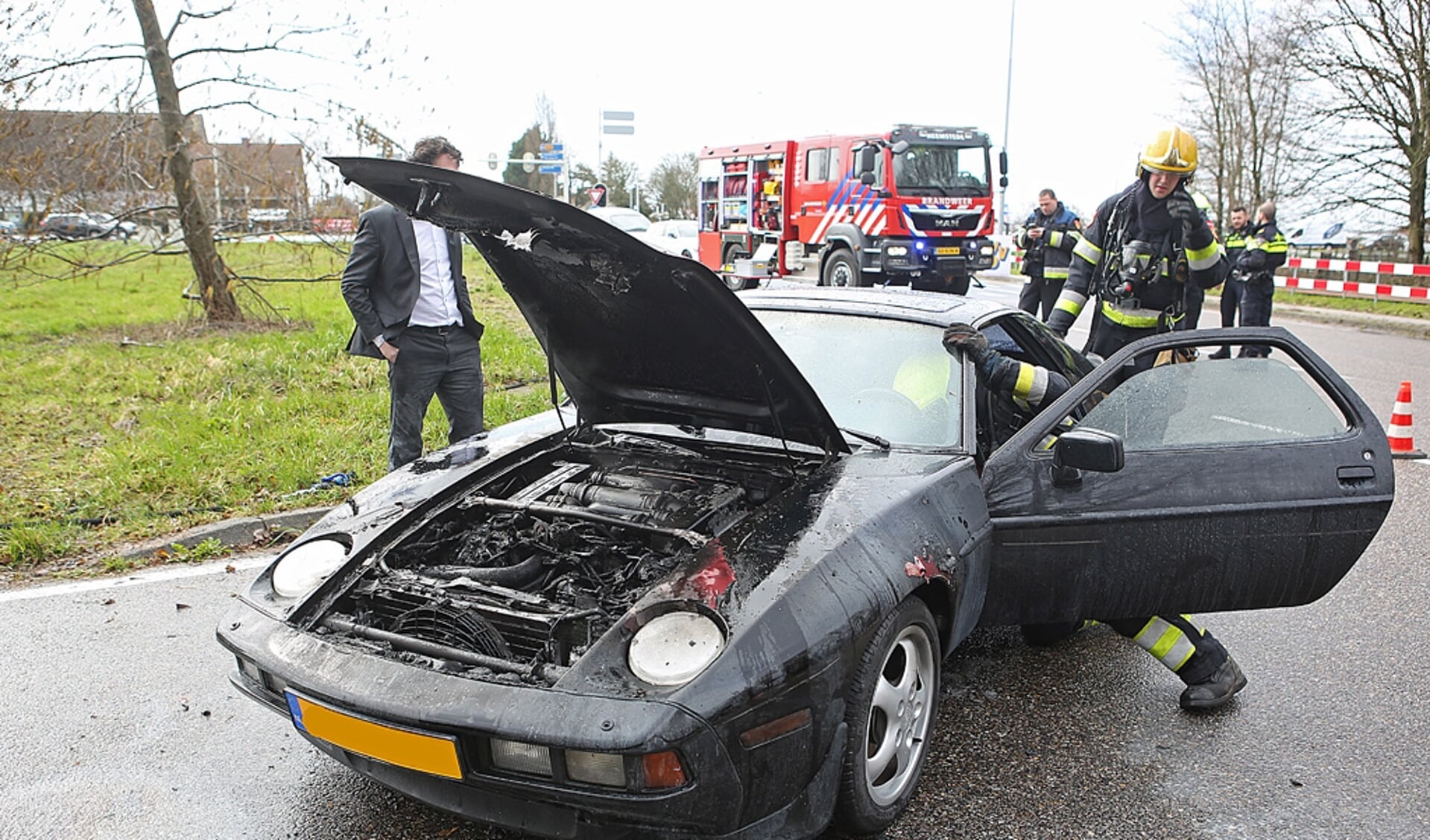 Vlammen in de motor hebben de Porsche 928-S4 flink beschadigd. 