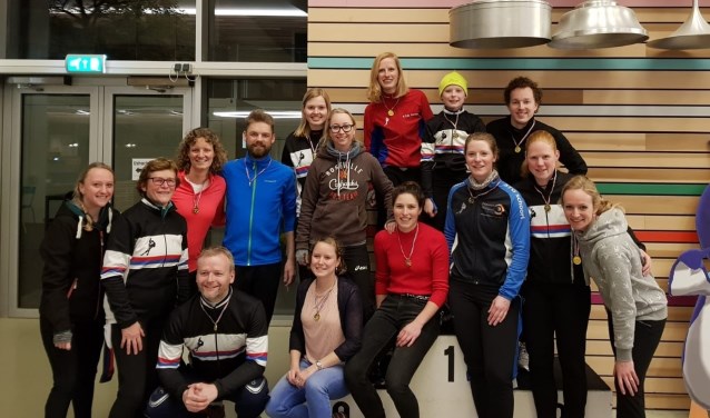 De Comeback club-schaatsers met een aantal leden van Sportclub Chronos