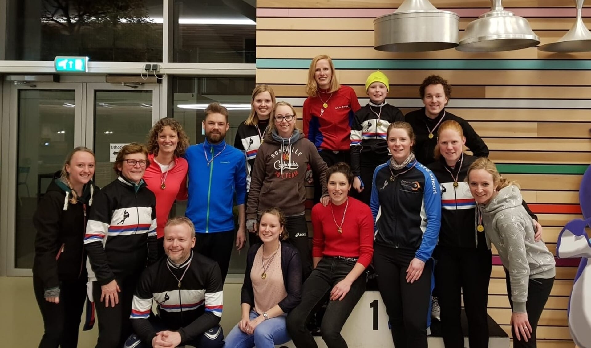 De Comeback club-schaatsers met een aantal leden van Sportclub Chronos