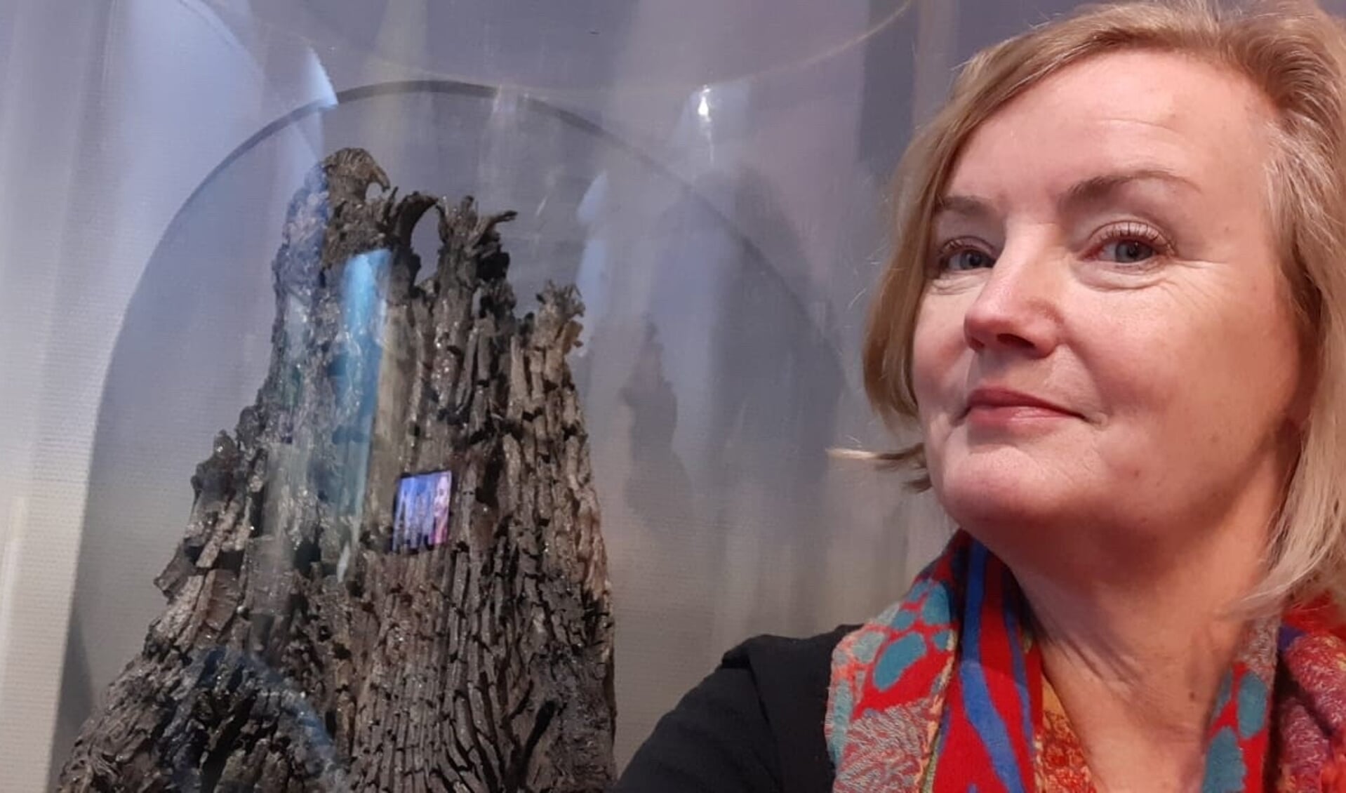 Directeur van het museum, Elise van Melis, bij een fossiele boomstronk die gekozen kan worden als topstuk. 