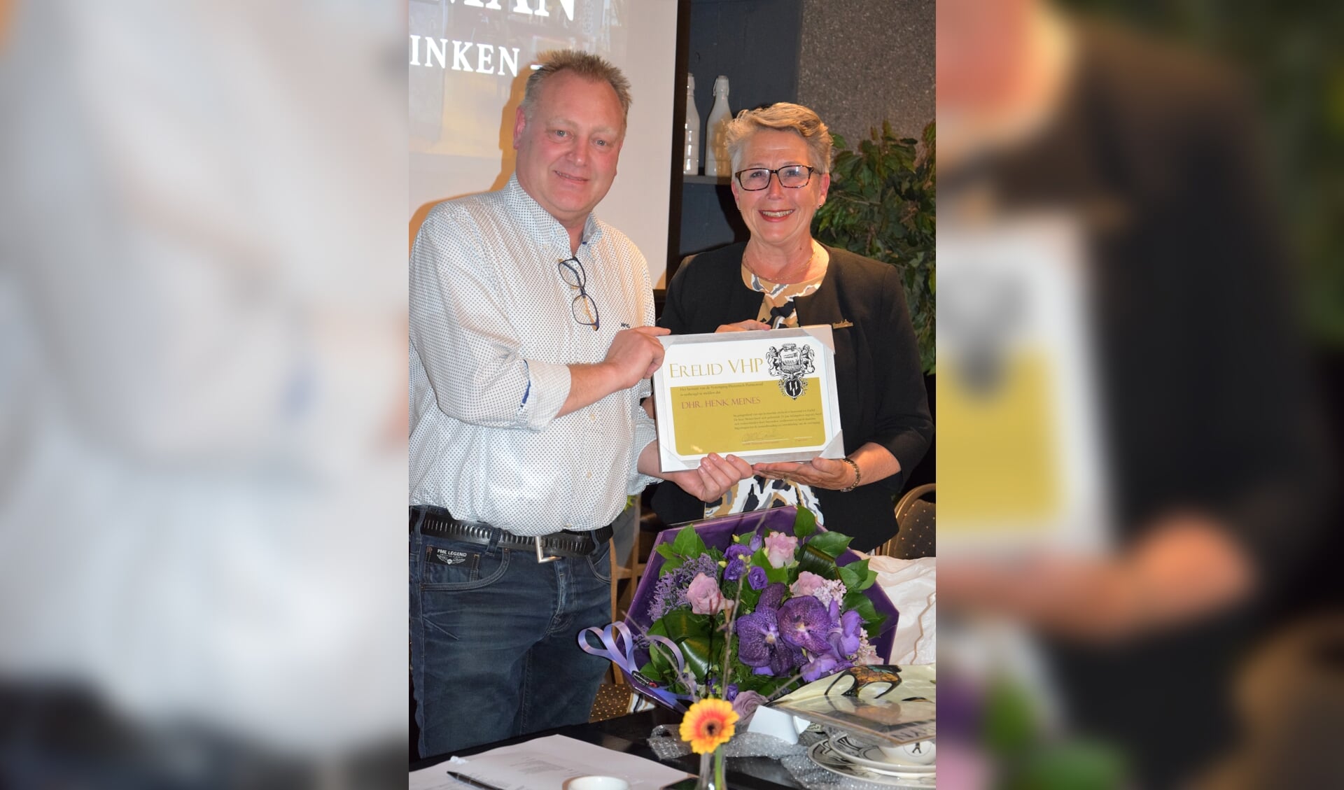Henk Meines kreeg van voorzitter Tineke Abercrombie-Schoorl het certificaat met het erelidmaatschap overhandigd.