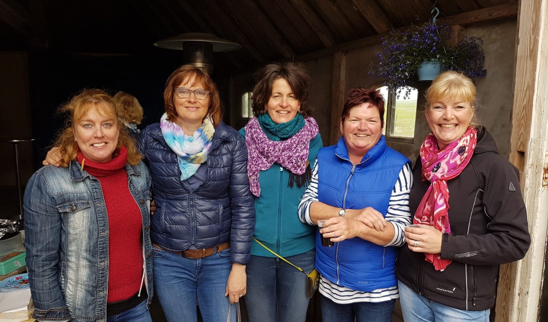 Van links naar rechts Anja Vlaar, Karin Schilder, Annemieke Klarenbeek, Elly Visser en Irma van Wanrooy van de organisatie.