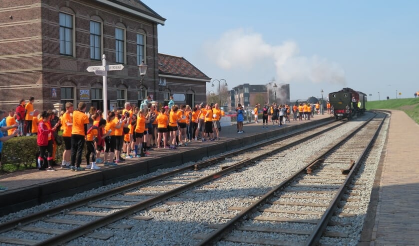 Veel deelnemers stonden te wachten op de stoomtram.