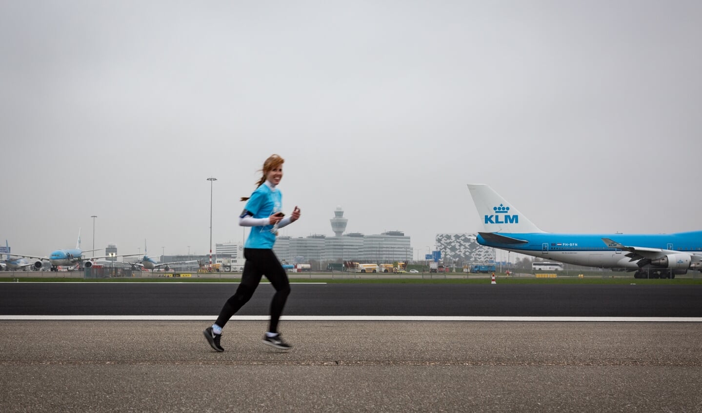 Renners lopen voor de Schipholfonds Run een parcours over de, voor vliegverkeer afgesloten, Zwanenburgbaan. 